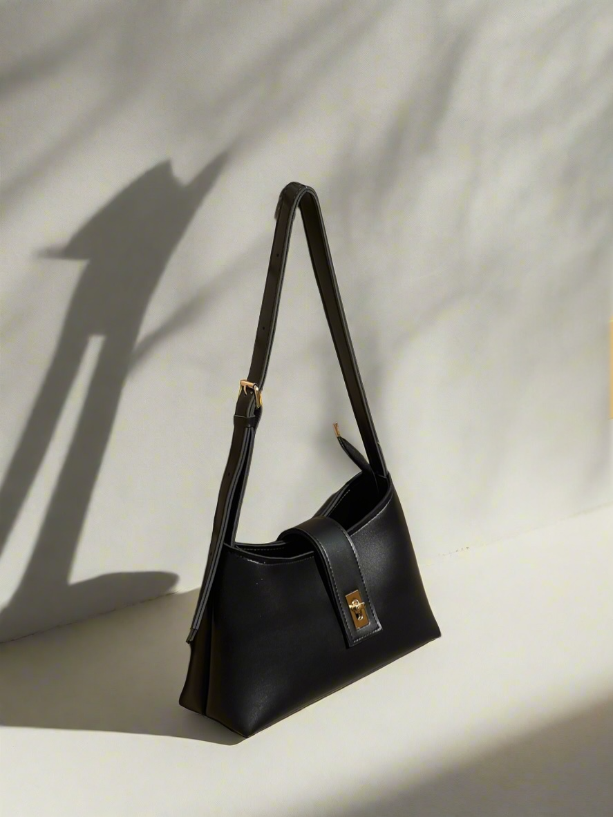 Casual Chic Saddle Bag “Black”