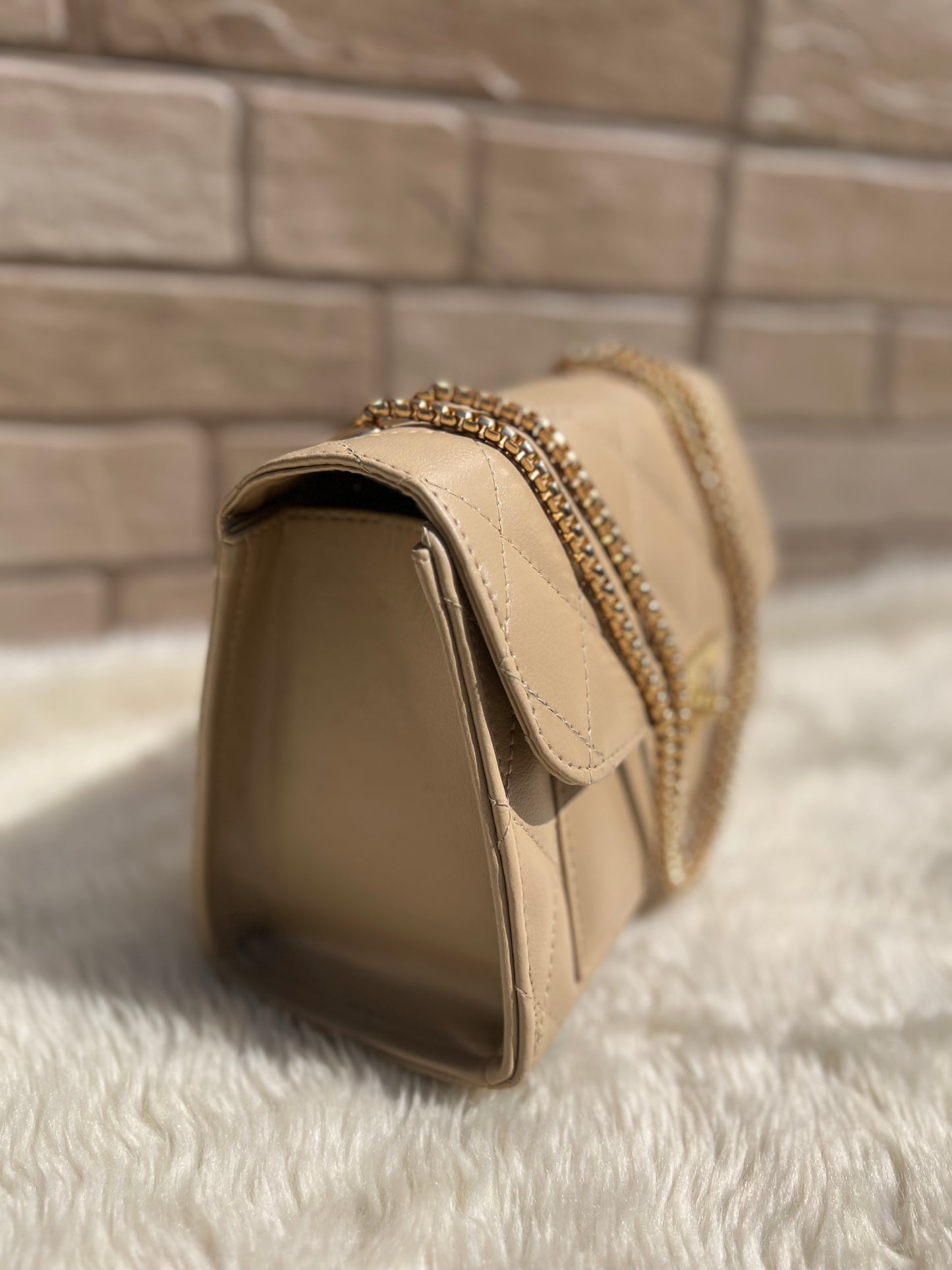 Cross body bag with golden chain.(Beige)