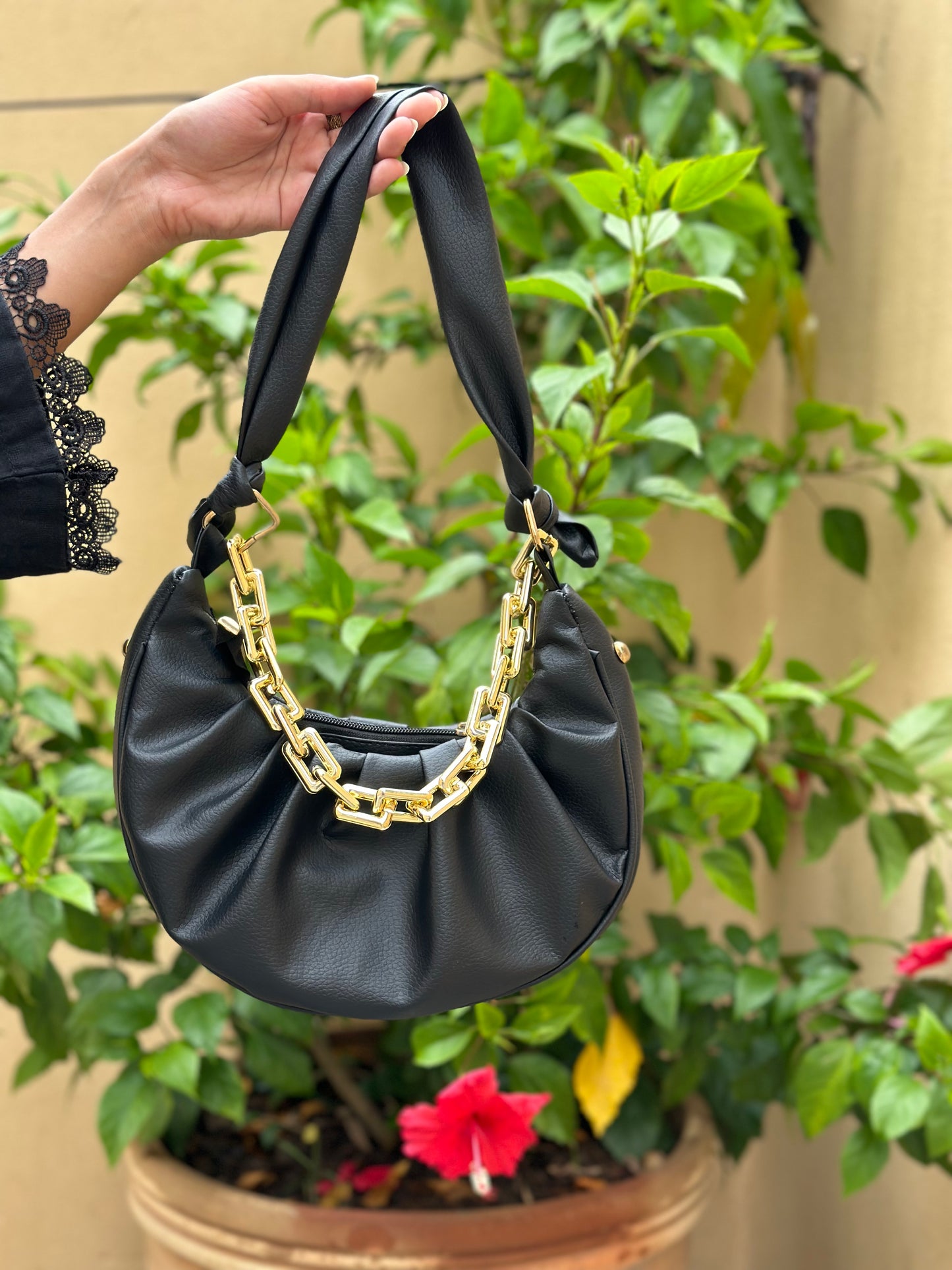 Ruffled Chain Bag “Black”